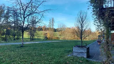 Ein Garten an der Unterkunft Ferienwohnung Gutshof in Seenähe