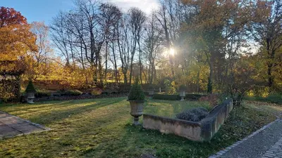 Ein Garten an der Unterkunft Ferienwohnung Gutshof in Seenähe