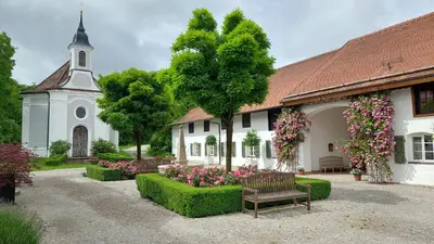 Ein Garten an der Unterkunft Ferienwohnung Gutshof in Seenähe