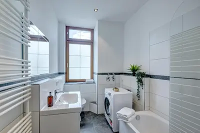 Ein Badezimmer in der Unterkunft Kaza Guesthouse, centrally located 2 & 3 bedroom Apartments in Augsburg