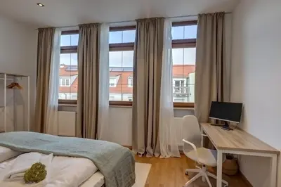 Ein Bett oder Betten in einem Zimmer der Unterkunft Kaza Guesthouse, centrally located 2 & 3 bedroom Apartments in Augsburg