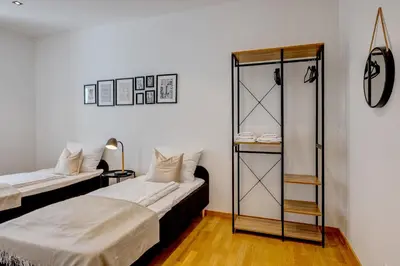 Ein Bett oder Betten in einem Zimmer der Unterkunft Kaza Guesthouse, centrally located 2 & 3 bedroom Apartments in Augsburg