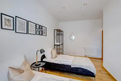 Ein Bett oder Betten in einem Zimmer der Unterkunft Kaza Guesthouse, centrally located 2 & 3 bedroom Apartments in Augsburg