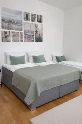 Ein Bett oder Betten in einem Zimmer der Unterkunft Kaza Guesthouse, centrally located 2 & 3 bedroom Apartments in Augsburg