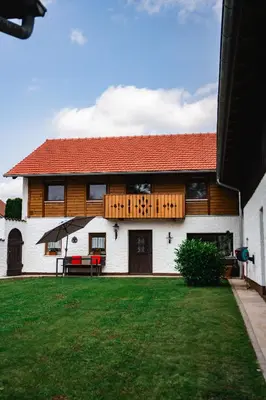 Das Gebäude in dem sich die Ferienwohnung befindet