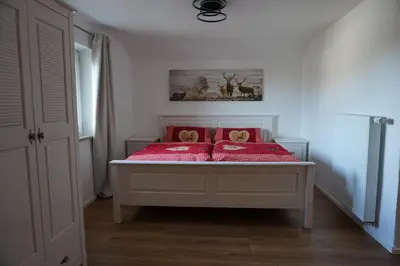 Ein Bett oder Betten in einem Zimmer der Unterkunft Ferienwohnung Jenbachtal