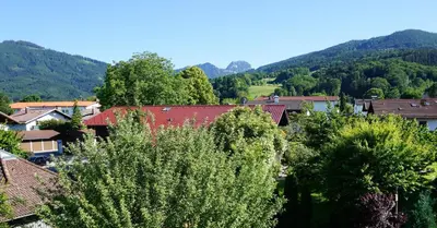 Ein allgemeiner Bergblick oder ein Berglick von der Ferienwohnung aus