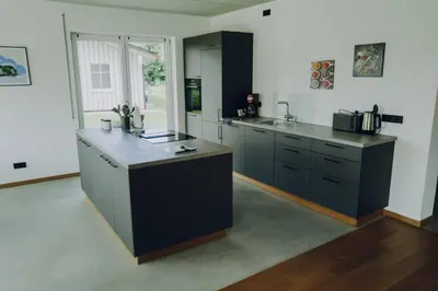 Küche/Küchenzeile in der Unterkunft Neubau Grüner Wolpertinger Designwhg 106qm Barrierefrei