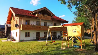 Ein Kinderspielbereich in der Unterkunft Ferienwohnung Zum Wiham