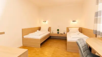 Ein Bett oder Betten in einem Zimmer der Unterkunft Henrys Sleeping am Augsburger Eiskanal
