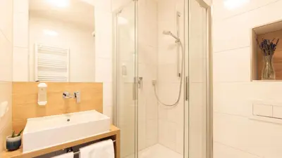Ein Badezimmer in der Unterkunft Henrys Sleeping am Augsburger Eiskanal