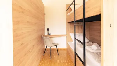 Ein Bett oder Betten in einem Zimmer der Unterkunft Henrys Sleeping am Augsburger Eiskanal
