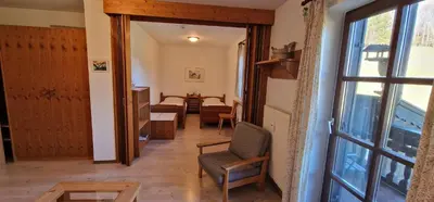 Ein Sitzbereich in der Unterkunft ciao-aschau Gschwendtnerhof Ap20 Bunk