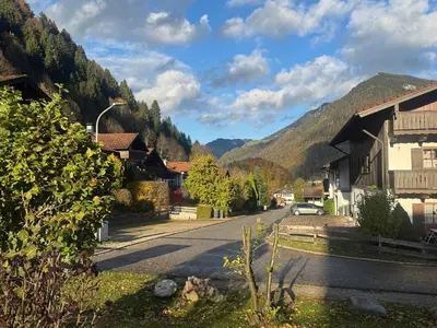 Ein allgemeiner Bergblick oder ein Berglick von der Ferienwohnung aus