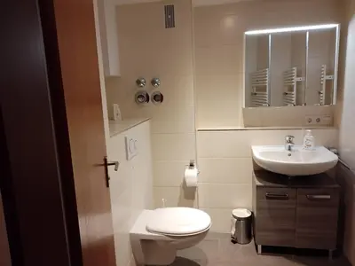 Ein Badezimmer in der Unterkunft ciao-aschau Sachrang Haus Spitzstein FeWo Angelika