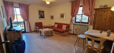 Ein Sitzbereich in der Unterkunft ciao-aschau Gschwendtnerhof Ap16 Bunk