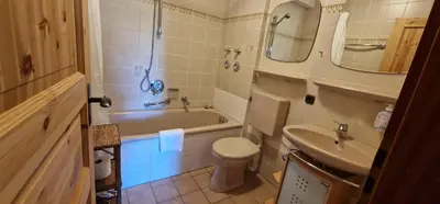 Ein Badezimmer in der Unterkunft ciao-aschau Gschwendtnerhof Ap16 Bunk