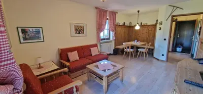 Ein Sitzbereich in der Unterkunft ciao-aschau Gschwendtnerhof Ap16 Bunk