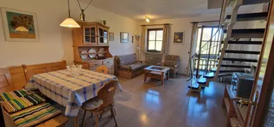 Ein Sitzbereich in der Unterkunft ciao-aschau Gschwendtnerhof Ap18 SchölzkeV