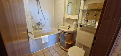 Ein Badezimmer in der Unterkunft ciao-aschau Gschwendtnerhof Ap18 SchölzkeV