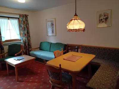 Ein Sitzbereich in der Unterkunft ciao-aschau Grenzhub FeWo 208 Bär