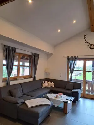 Ein Sitzbereich in der Unterkunft Ferienwohnung Alpenpanorama