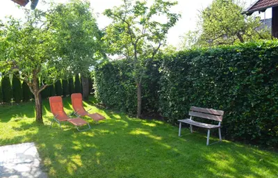 Ein Garten an der Unterkunft Ferienhaus Antdorfer Gartenglück