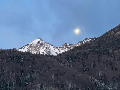 Ein allgemeiner Bergblick oder ein Berglick von der Ferienwohnung aus