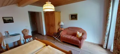 Ein Sitzbereich in der Unterkunft Gästehaus Fellner