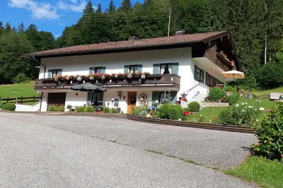 Das Gebäude in dem sich die Pension befindet