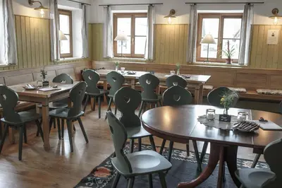 Ein Restaurant oder anderes Speiselokal in der Unterkunft Kastanienhof Pfettrach