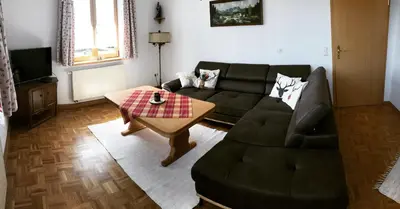 Ein Sitzbereich in der Unterkunft Ferienwohnung Wia Dahoam