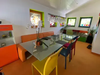 Ein Sitzbereich in der Unterkunft Extravagantes Haus mit See- und Bergblick, 
