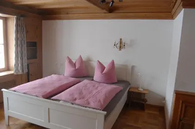 Ein Bett oder Betten in einem Zimmer der Unterkunft Barrierefreie 3-Zi.-Ferienwohnung mit Gartenzugang in ruhiger, zentrumsnaher Lage