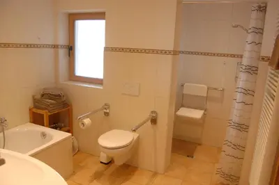Ein Badezimmer in der Unterkunft Barrierefreie 3-Zi.-Ferienwohnung mit Gartenzugang in ruhiger, zentrumsnaher Lage
