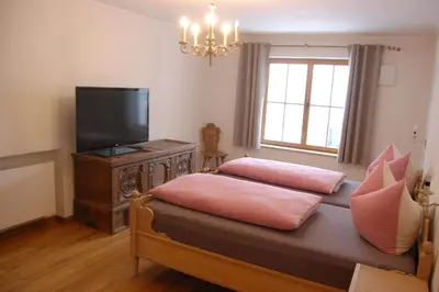 TV/Unterhaltungsangebot in der Unterkunft Barrierefreie 3-Zi.-Ferienwohnung mit Gartenzugang in ruhiger, zentrumsnaher Lage
