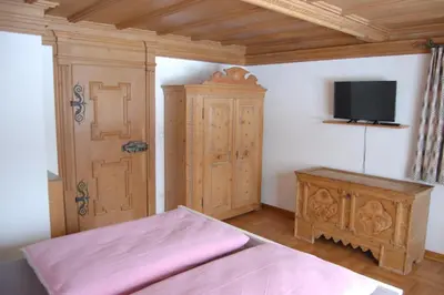 Ein Bett oder Betten in einem Zimmer der Unterkunft Barrierefreie 3-Zi.-Ferienwohnung mit Gartenzugang in ruhiger, zentrumsnaher Lage
