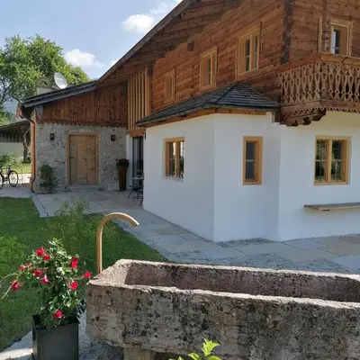 Das Gebäude in dem sich das Ferienhaus befindet