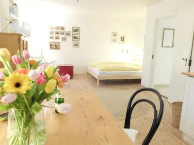 Ein Bett oder Betten in einem Zimmer der Unterkunft Gartenstudio-Apartment Tausendfreund - adults only - am Chiemsee