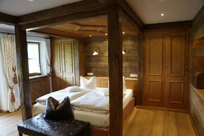 Ein Bett oder Betten in einem Zimmer der Unterkunft Hotel Alpenhof Bayrischzell