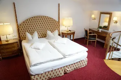 Ein Bett oder Betten in einem Zimmer der Unterkunft Hotel Alpenhof Bayrischzell