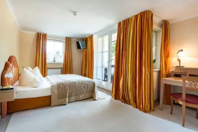 Ein Bett oder Betten in einem Zimmer der Unterkunft Hotel Alpenhof Bayrischzell