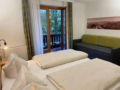 Ein Bett oder Betten in einem Zimmer der Unterkunft Hotel Alpenhof Bayrischzell
