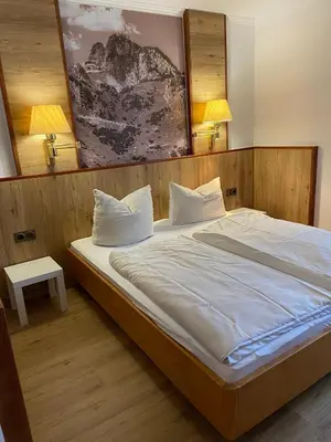 Ein Bett oder Betten in einem Zimmer der Unterkunft Hotel Alpenhof Bayrischzell