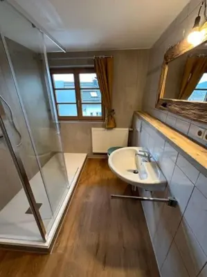 Ein Badezimmer in der Unterkunft Charmante farbenfrohe Wohnung für zwei