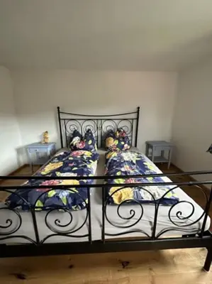 Ein Bett oder Betten in einem Zimmer der Unterkunft Charmante farbenfrohe Wohnung für zwei