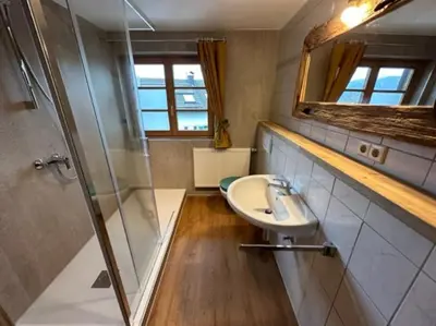 Ein Badezimmer in der Unterkunft Charmante farbenfrohe Wohnung für zwei