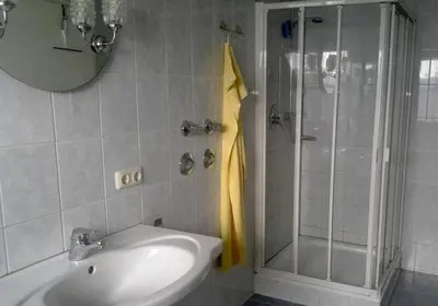 Ein Badezimmer in der Unterkunft Gästehaus am Rathaus, Doppelzimmer 1