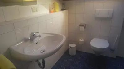 Ein Badezimmer in der Unterkunft Gästehaus am Rathaus, Doppelzimmer 1