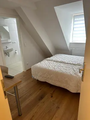 Ein Bett oder Betten in einem Zimmer der Unterkunft Alter Wirt Ramersdorf